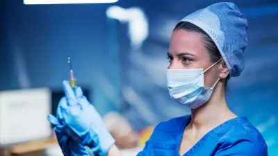 Врач держит шприц